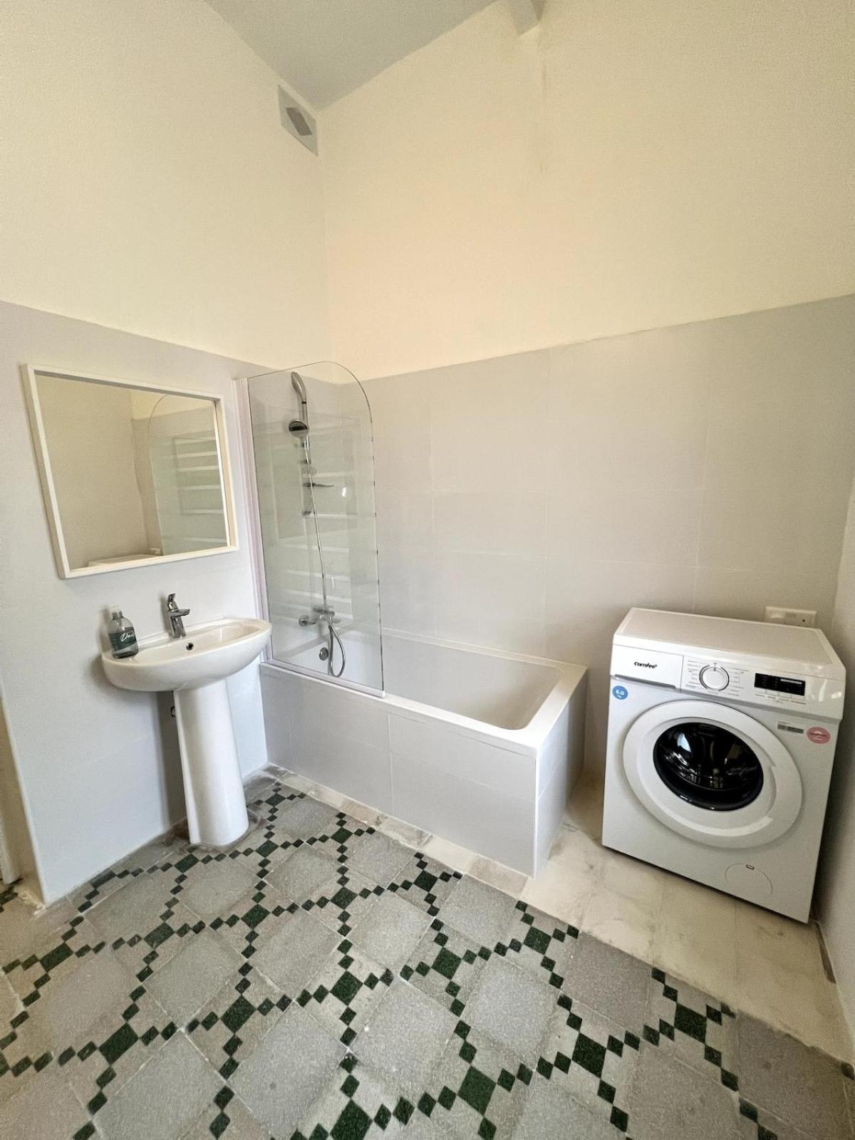 Entire House Near Valletta - 3 Double Bedrooms With Aircons - Perfect For Adults Families & Friend Groups - Wifi-parking-non-sharing Holiday home Msida